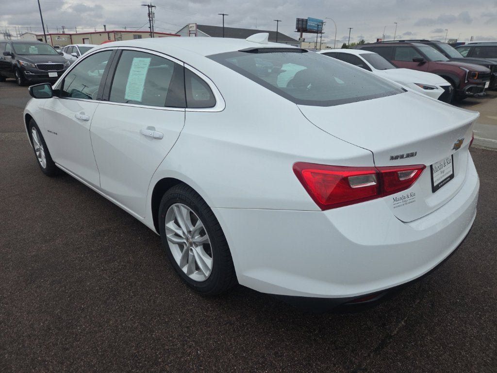 Used 2017 Chevrolet Malibu LT FWD image 7