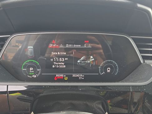 Used 2019 Audi e-tron Prestige w/ Prestige Package AWD/4WD image 4