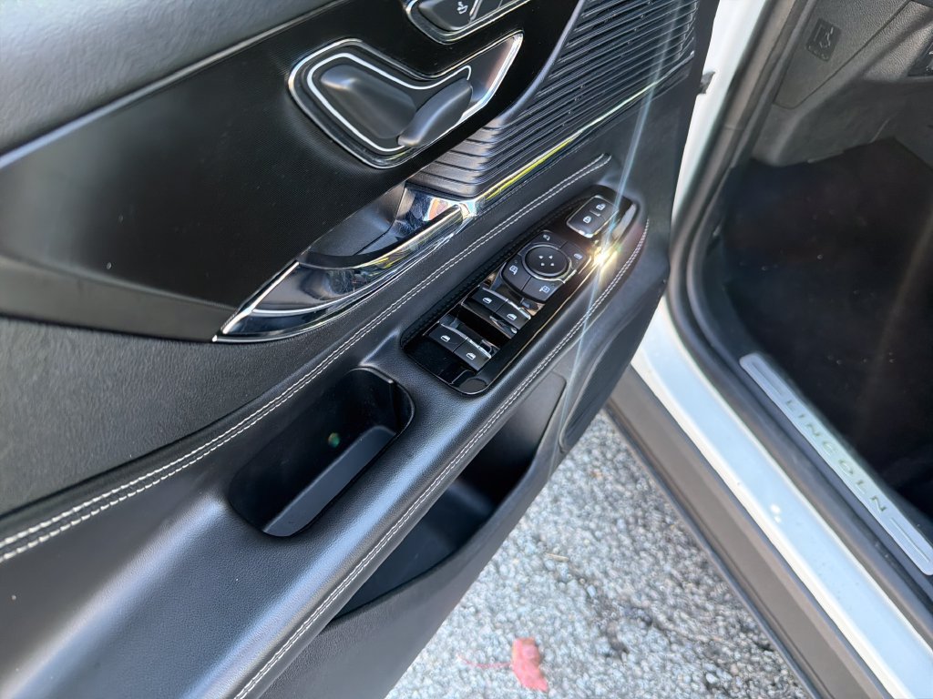 Used 2020 Lincoln Corsair AWD w/ Premium Package image 12
