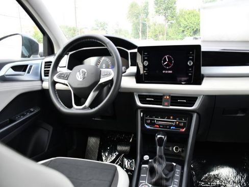 New 2025 Volkswagen Taos SE image 20