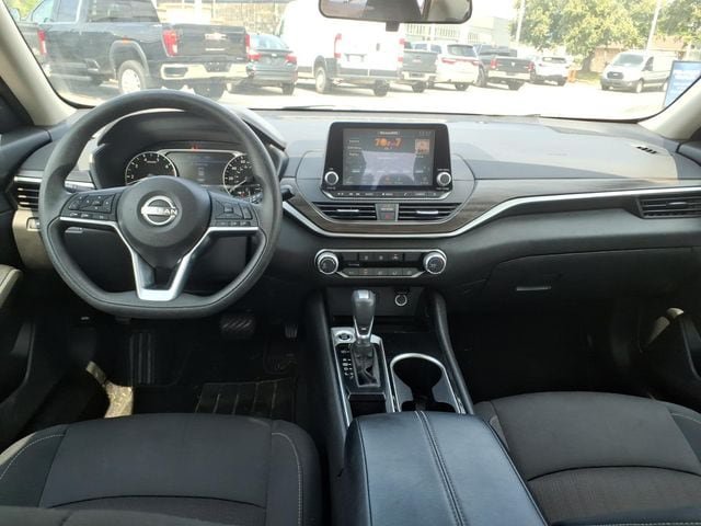 Used 2024 Nissan Altima 2.5 SV FWD image 12