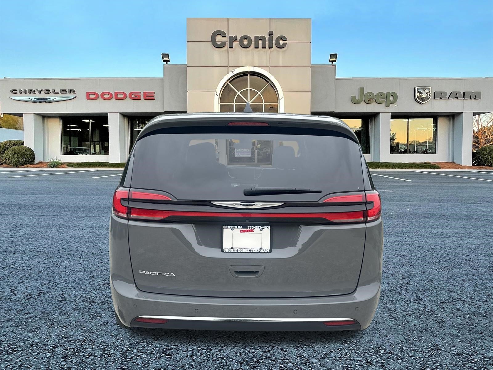 Used 2025 Chrysler Pacifica Select FWD image 4
