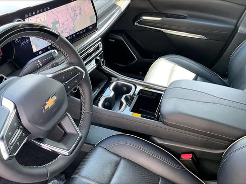 Used 2025 Chevrolet Traverse High Country w/ LPO, Floor Liner Package FWD image 32