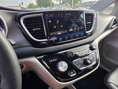 Used 2022 Chrysler Pacifica Touring-L FWD image 26