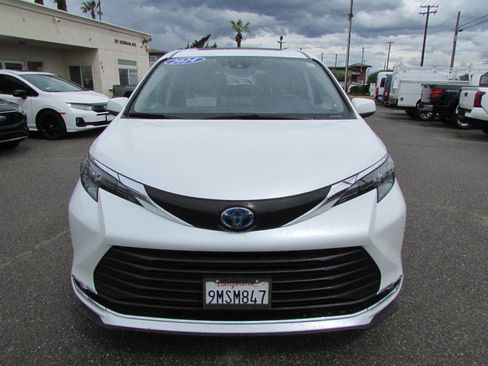 Used 2024 Toyota Sienna XLE image 4