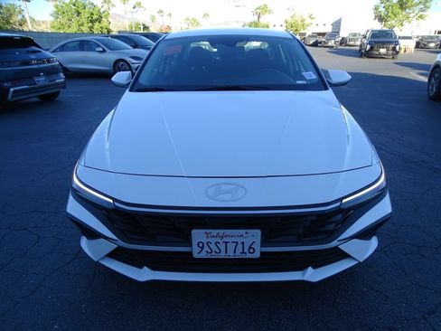 Used 2025 Hyundai Elantra SE FWD image 2