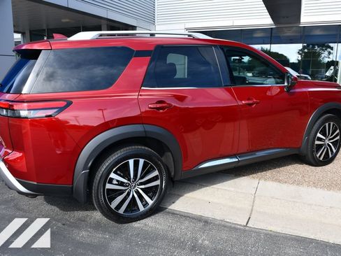 Used 2024 Nissan Pathfinder Platinum AWD/4WD image 8