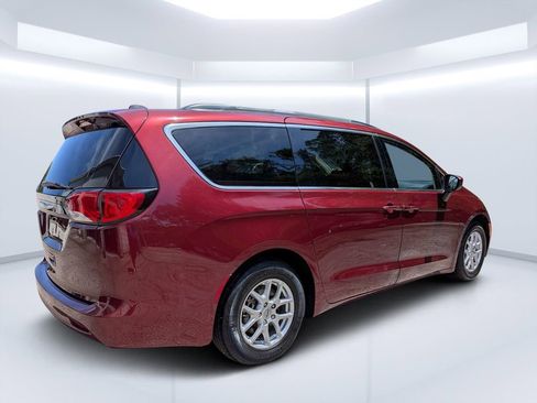 Used 2021 Chrysler Voyager Lxi FWD image 3