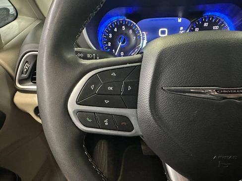 Used 2024 Chrysler Pacifica Touring-L FWD image 10