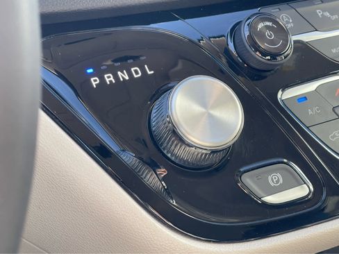 Used 2024 Chrysler Pacifica Touring-L image 15