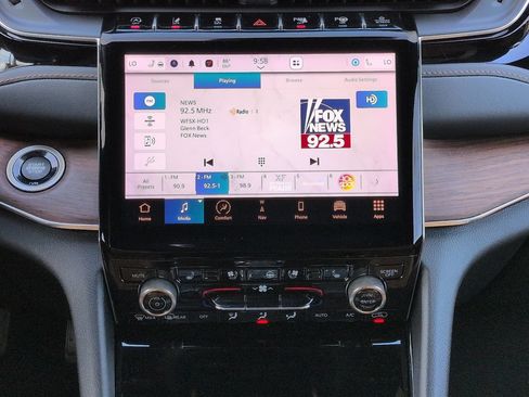 Used 2023 Jeep Grand Cherokee L Summit w/ Luxury Tech Group V AWD/4WD image 18
