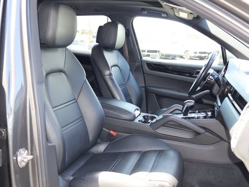 Certified 2023 Porsche Cayenne AWD/4WD image 28