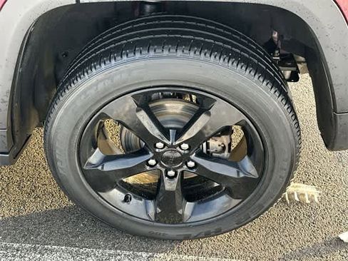 Used 2023 Jeep Grand Cherokee Altitude image 5