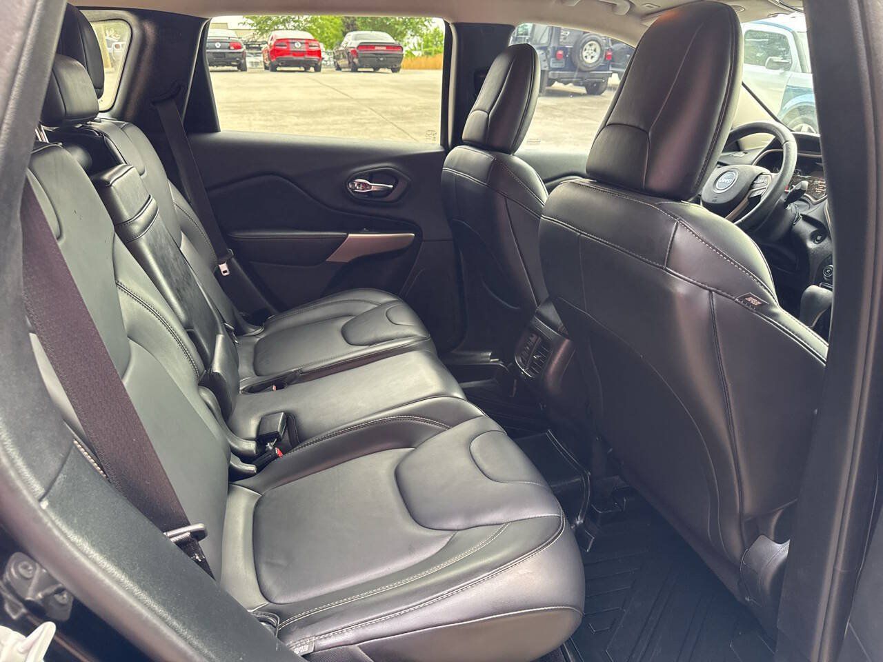 Used 2018 Jeep Cherokee Limited FWD image 12