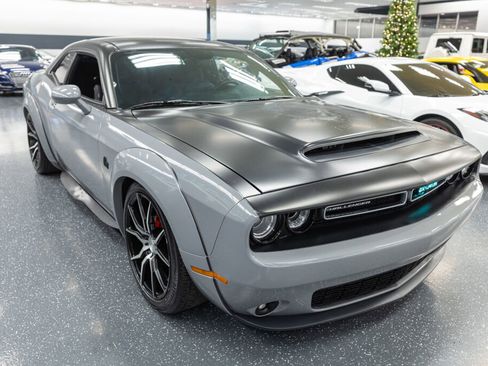 Used 2016 Dodge Challenger R/T image 4