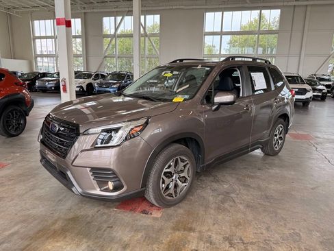 Used 2023 Subaru Forester Premium AWD/4WD image 7