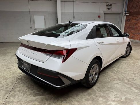 Used 2025 Hyundai Elantra SE image 5
