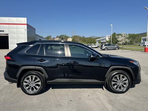 Used 2020 Toyota RAV4 XLE Premium image 4