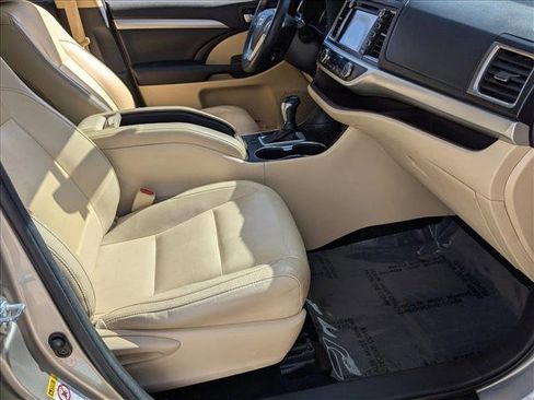 Used 2016 Toyota Highlander XLE image 24