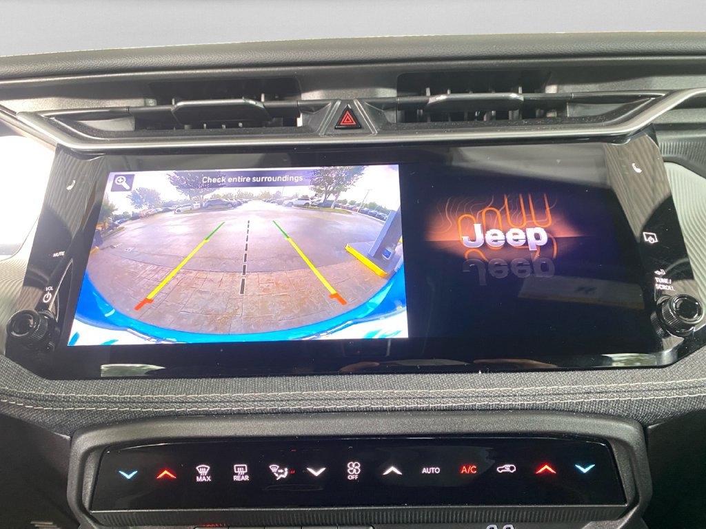 Used 2026 Jeep Cherokee Laredo AWD/4WD image 15