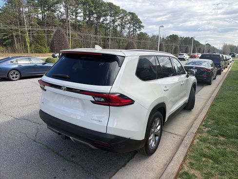 Used 2024 Toyota Grand Highlander Limited image 11