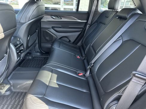 Used 2025 Jeep Grand Cherokee Limited RWD image 12