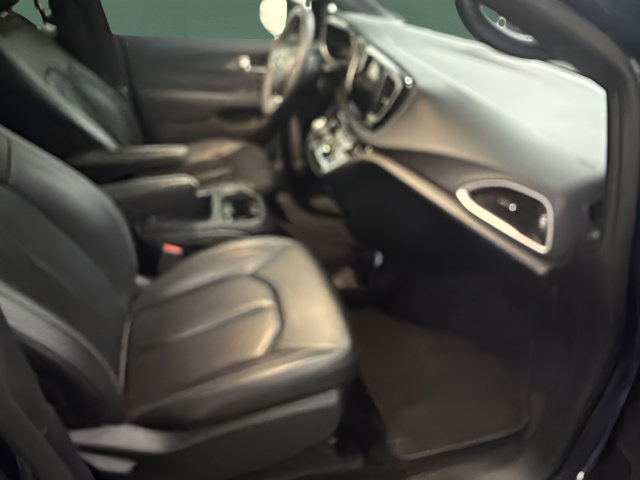 Used 2025 Chrysler Pacifica Select FWD image 16