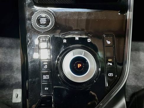 Used 2025 Kia Niro EX w/ EX Cold Weather Package FWD image 17