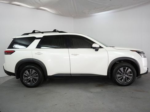 Used 2022 Nissan Pathfinder SV w/ SV Premium Package AWD/4WD image 5