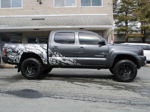 Used 2011 Toyota Tacoma PreRunner w/ TRD Sport Pkg w/JBL Audio image 22