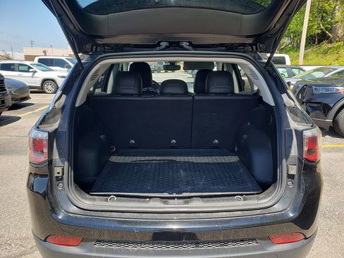 Used 2019 Jeep Compass Latitude w/ Cold Weather Group AWD/4WD image 8