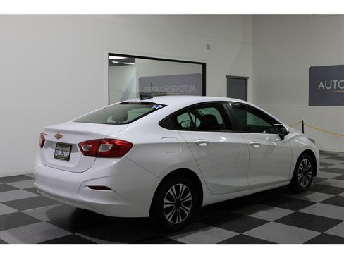Used 2019 Chevrolet Cruze Sedan image 4