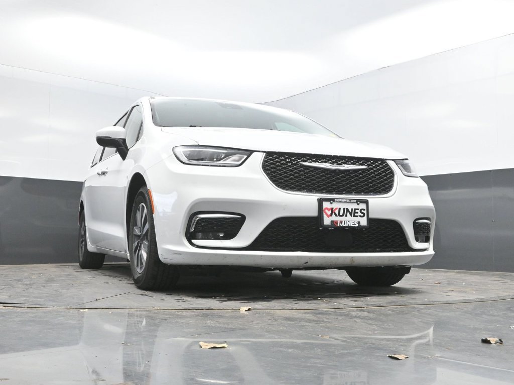 Used 2023 Chrysler Pacifica Touring-L FWD image 32