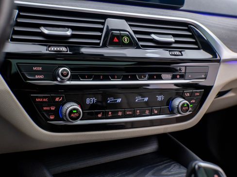 Used 2021 BMW 530i xDrive w/ Premium Package image 28