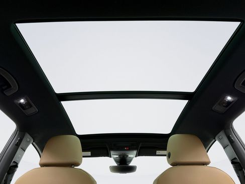 Used 2023 Volkswagen Tiguan SE R-Line image 17