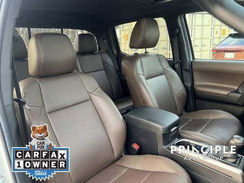 Used 2022 Toyota Tacoma Limited image 32