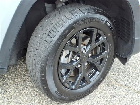 Used 2024 Jeep Grand Cherokee L Laredo image 4