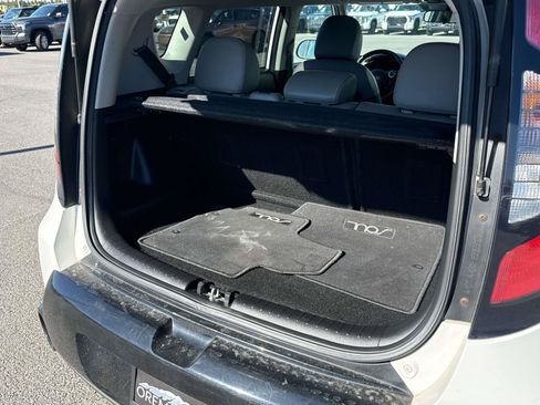 Used 2016 Kia Soul + w/ Primo Package FWD image 16