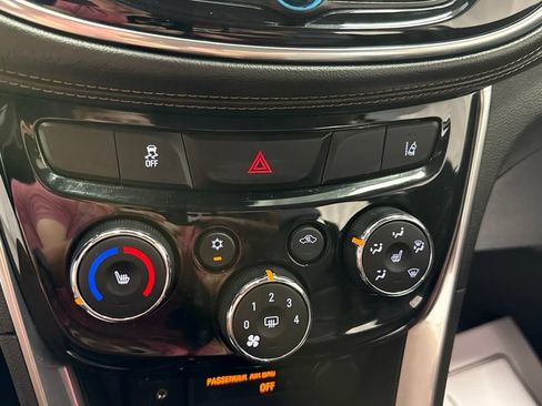 Used 2017 Chevrolet Trax Premier w/ Driver Confidence II Package AWD/4WD image 21