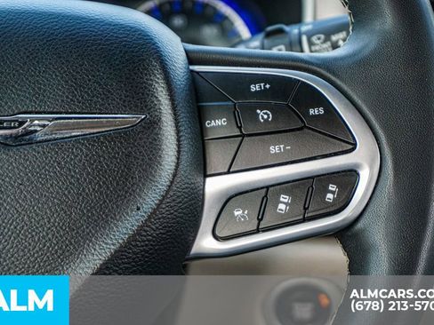 Used 2022 Chrysler Pacifica Touring-L image 32