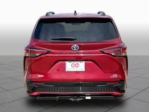 Used 2023 Toyota Sienna XSE FWD image 5