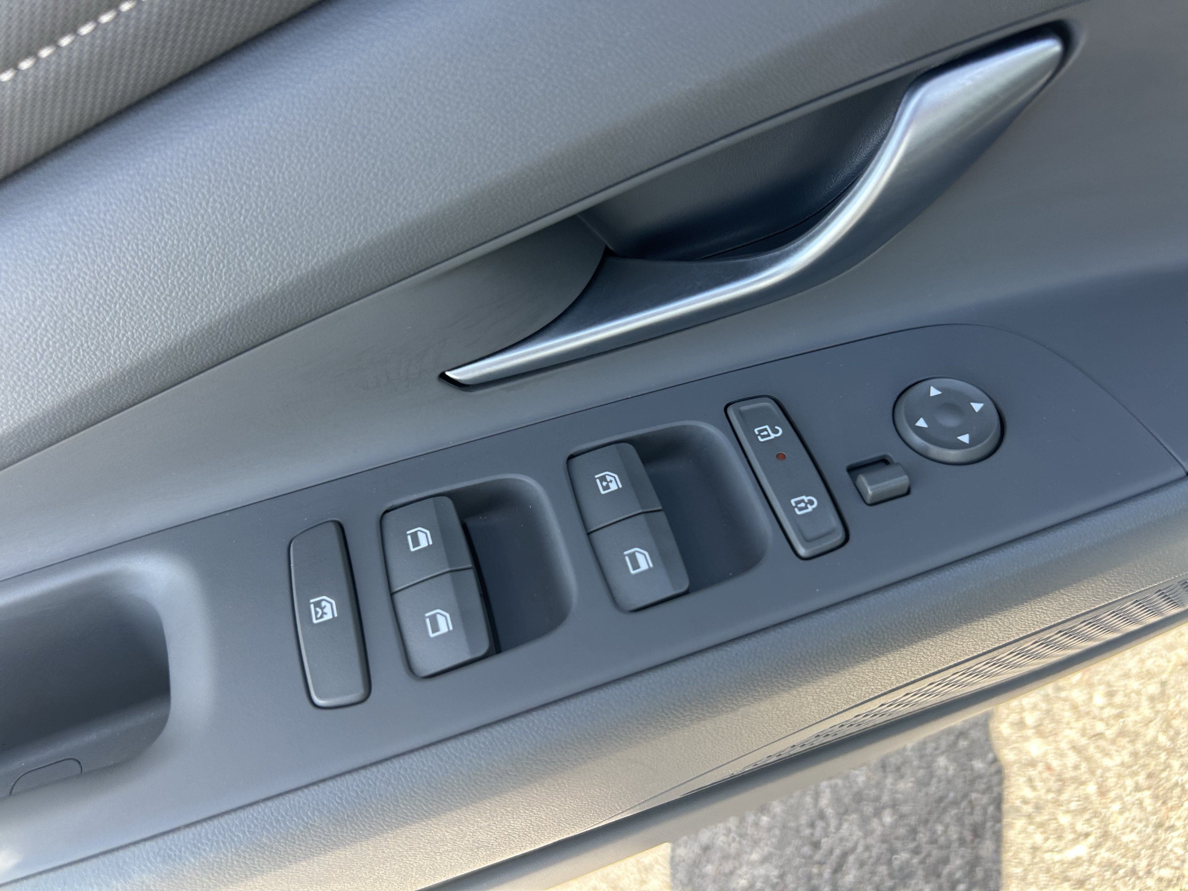 Used 2025 Hyundai Elantra SEL FWD image 29