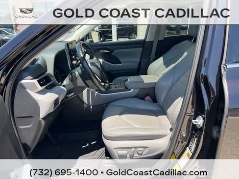 Used 2021 Toyota Highlander XLE AWD/4WD image 16