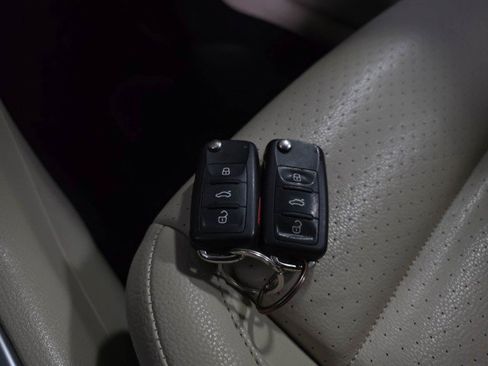 Used 2017 Volkswagen Tiguan S image 38