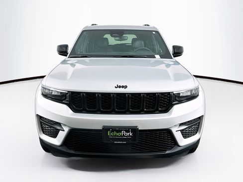 Used 2023 Jeep Grand Cherokee Altitude AWD/4WD image 2
