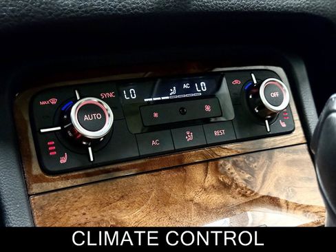 Used 2012 Volkswagen Touareg TDI AWD/4WD image 29