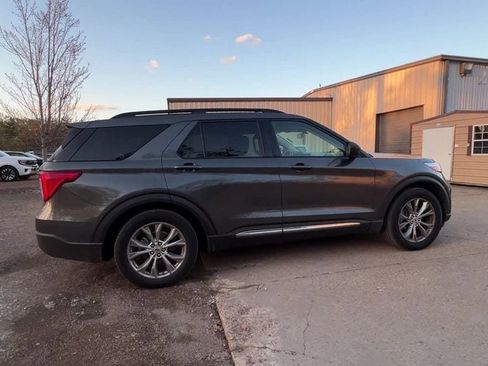Used 2020 Ford Explorer XLT w/ Equipment Group 202A image 7