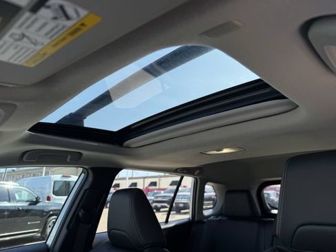 Used 2022 Toyota Corolla Cross XLE w/ Convenience Package FWD image 26