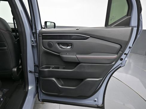 Certified 2025 Honda Pilot Black Edition image 40