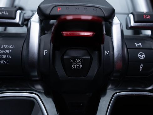 Used 2022 Lamborghini Urus AWD/4WD image 40